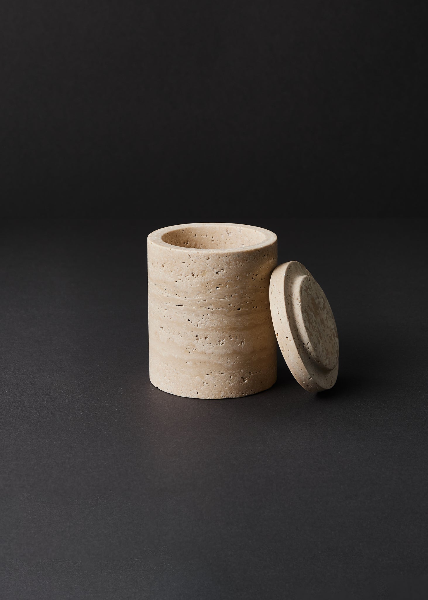 TRAVERTINO INDELIS SU DANGTELIU VOID