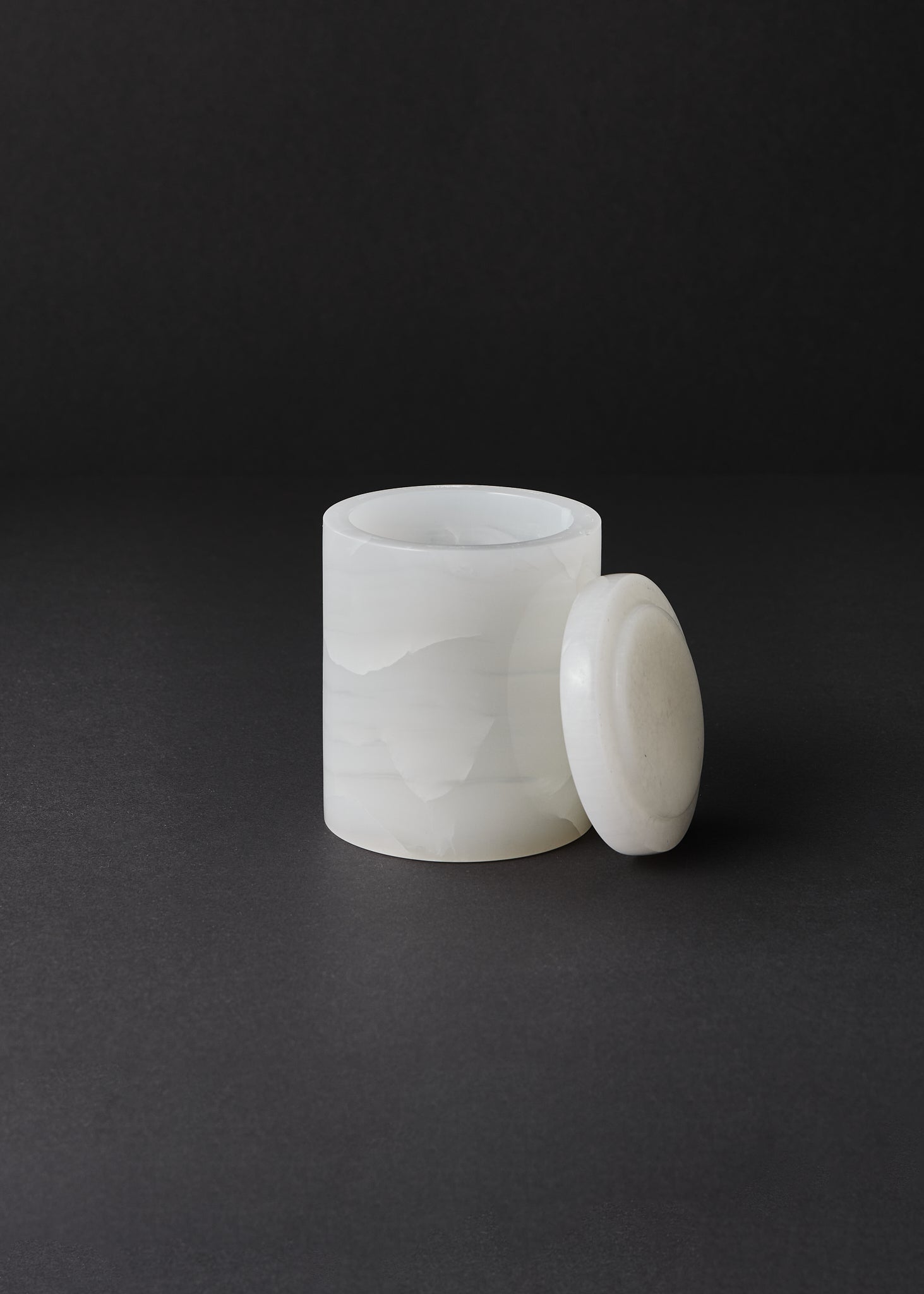 WHITE ONIKSO INDELIS SU DANGTELIU VOID